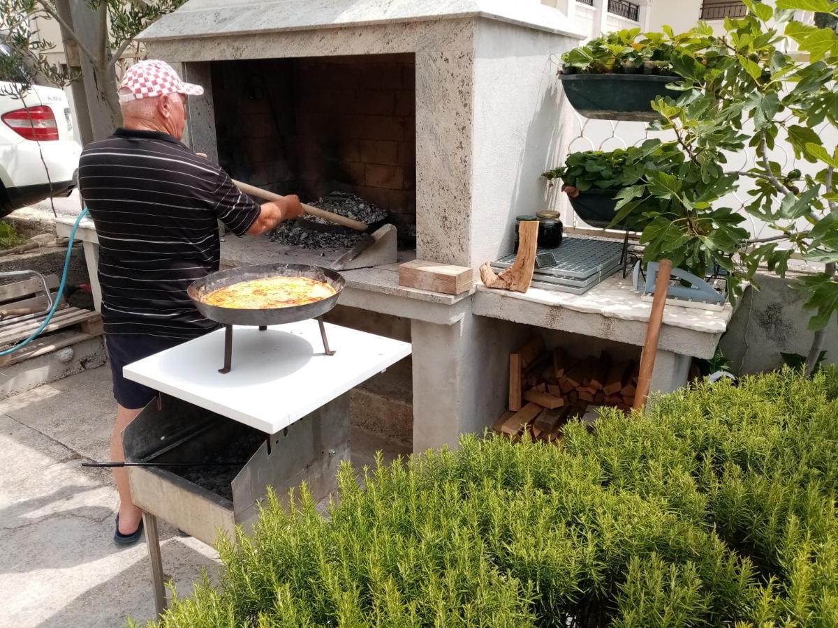 Apartman Figaro Pogled Od Milijun Dolara, 2 Tusa, 2 Wc Kaštela Zimmer foto