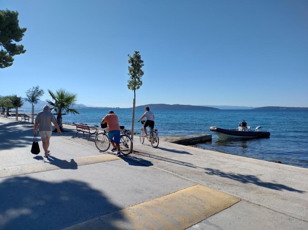 Apartman Figaro Pogled Od Milijun Dolara, 2 Tusa, 2 Wc Kaštela Zimmer foto